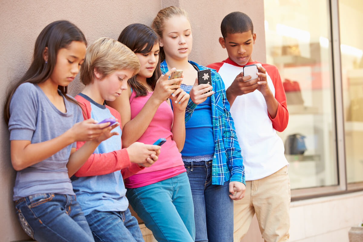 twc as middle schoolers texting - Teen World Confidential